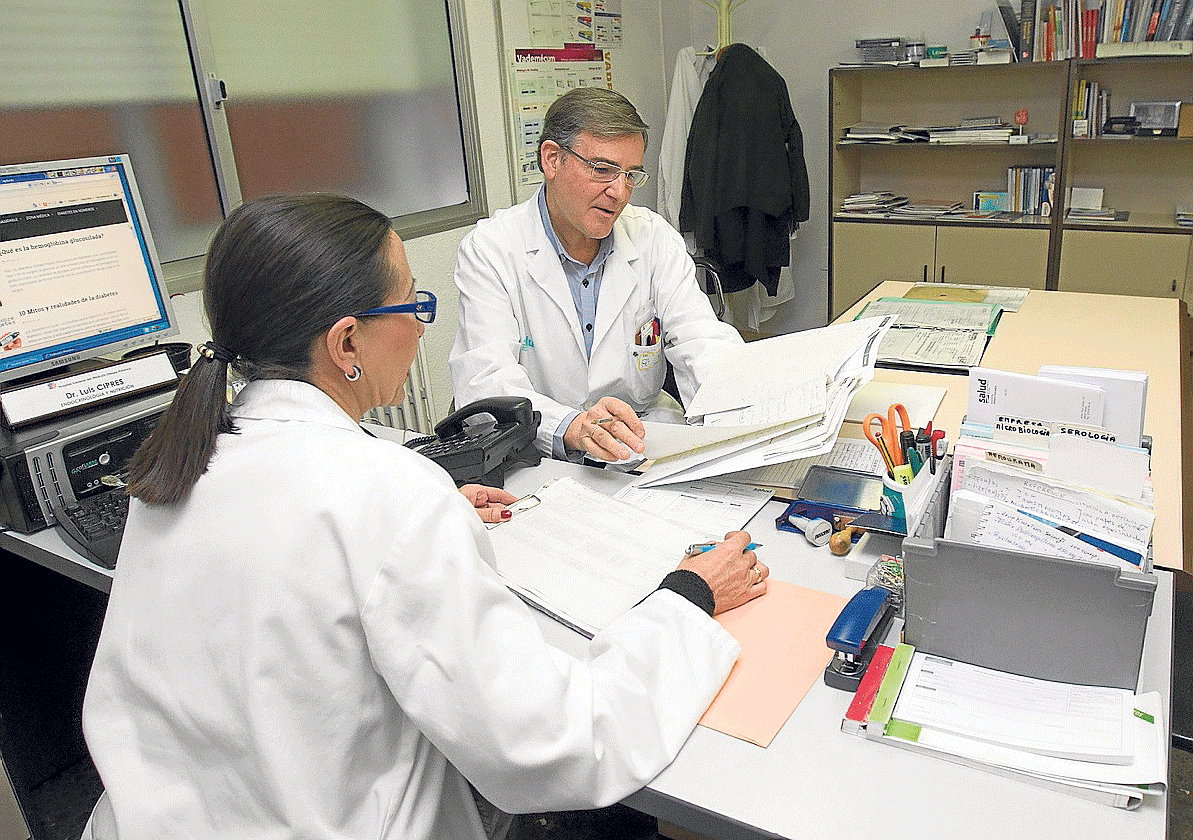 Luis Ciprés y una enfermera contrastan resultados en la consulta de Endocrinología