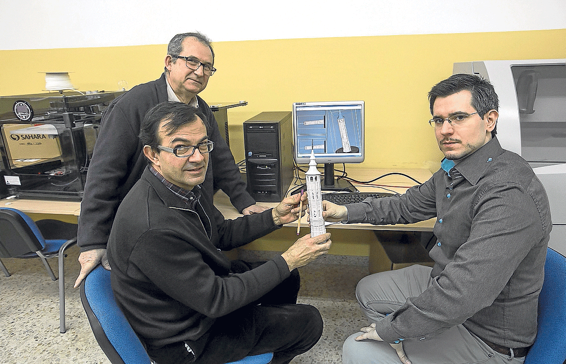 Francisco Valdivia (de pie), José Luis Huertas (sentado, con la torre en la mano) y José Luis Gracia, a la derecha, son tres de los cerebros que han logrado recrear cómo fue el monumento y lo han 'prototipado', en parte, gracias a una impresora 3D