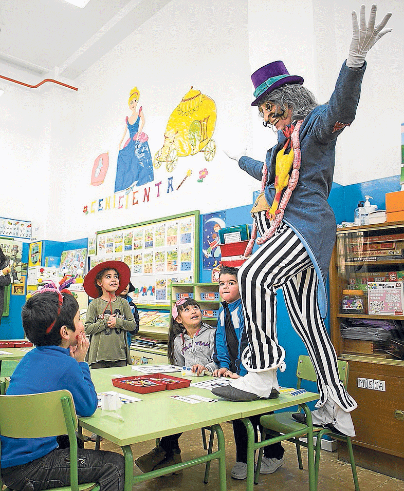 El conde, en su reciente visita al colegio Gascón y Marín