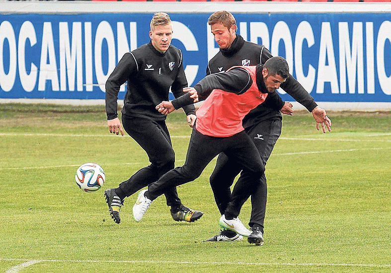 Fran Mérida, contra Karol y Álex en un entrenamiento del Huesca