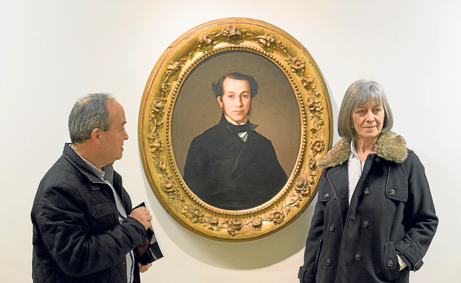 Eduardo Laborda e Iris Lázaro, ante un retrato de Arturo Montero y Calvo