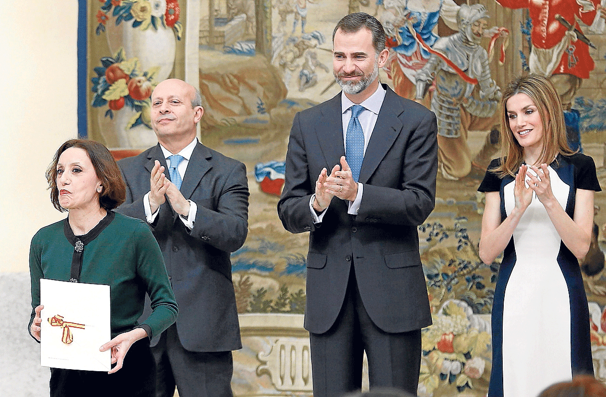 Los Reyes y el ministro Wert aplauden a Luz Casal tras entregarle su premio