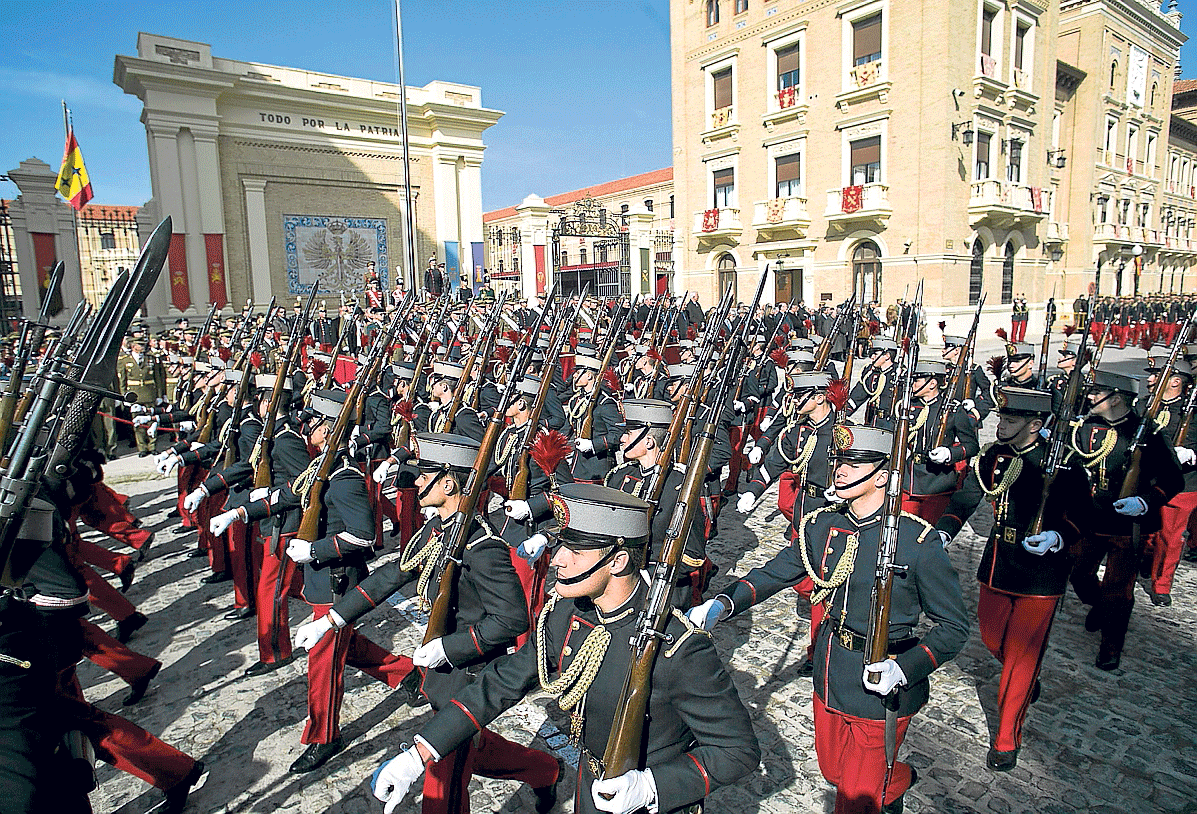 Desfile de los cadetes en la Academia General Militar en el 75 aniversario de su tercera etapa