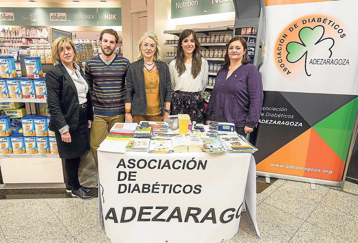 Voluntarios de la Asociación de Diabéticos de Zaragoza, en la mesa informativa