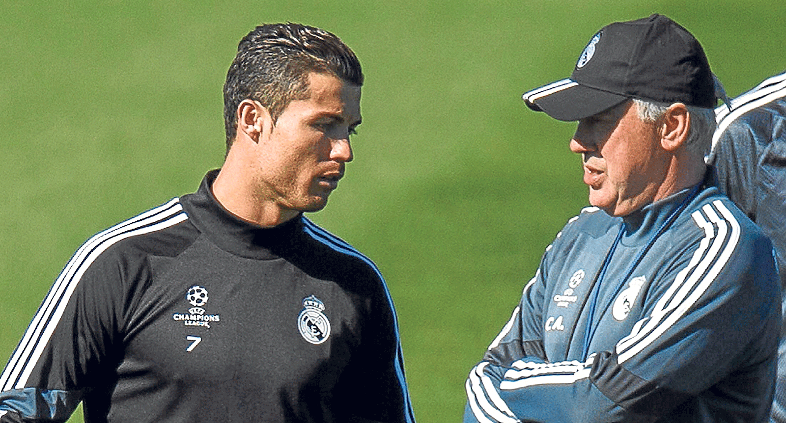 Cristiano Ronaldo dialoga con Carlo Ancelotti en la sesión de entrenamiento de ayer