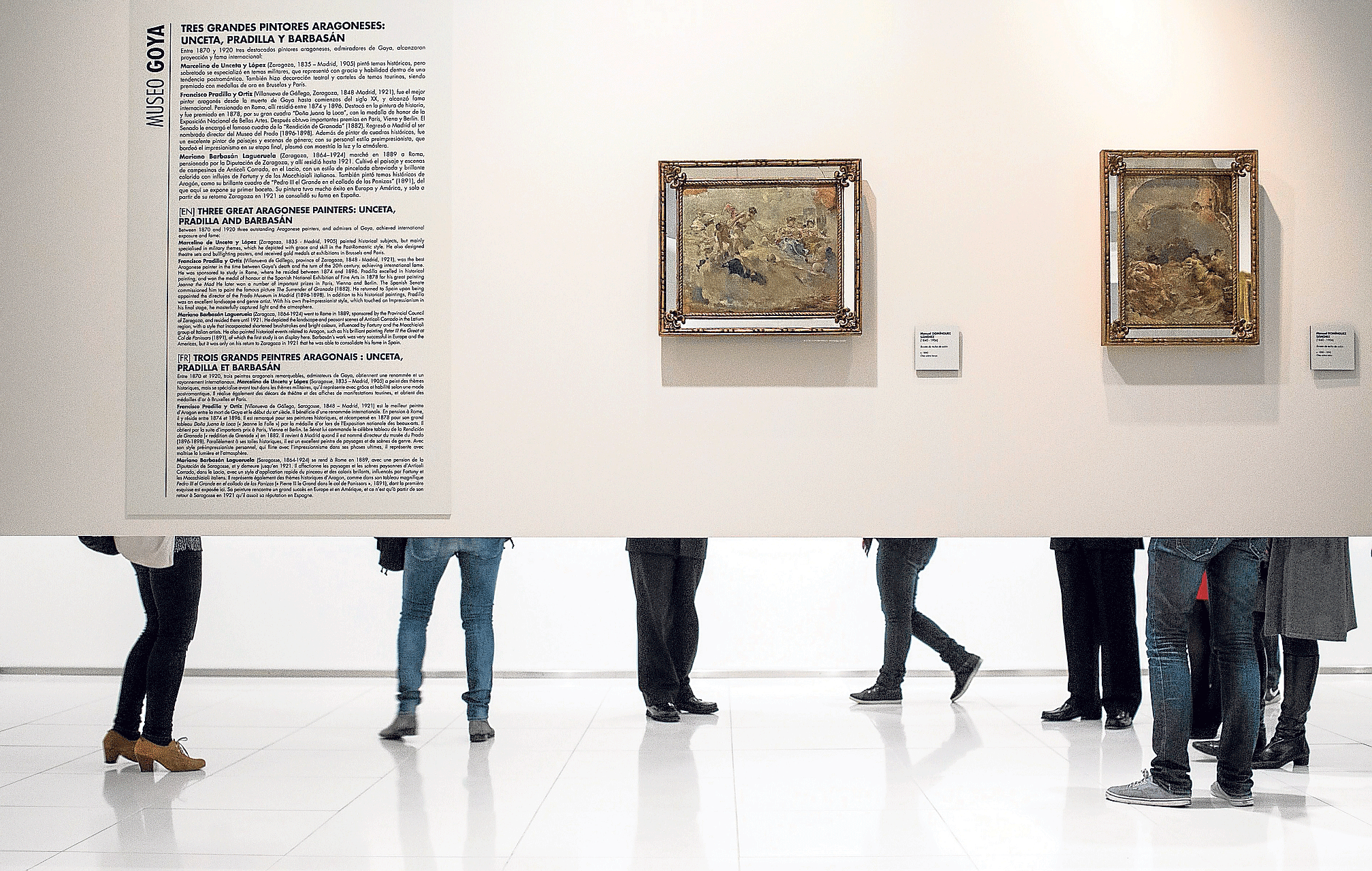 Un grupo de visitantes, en el renovado Museo Goya Colección Ibercaja, tras un panel que ofrece información y exhibe dos cuadros