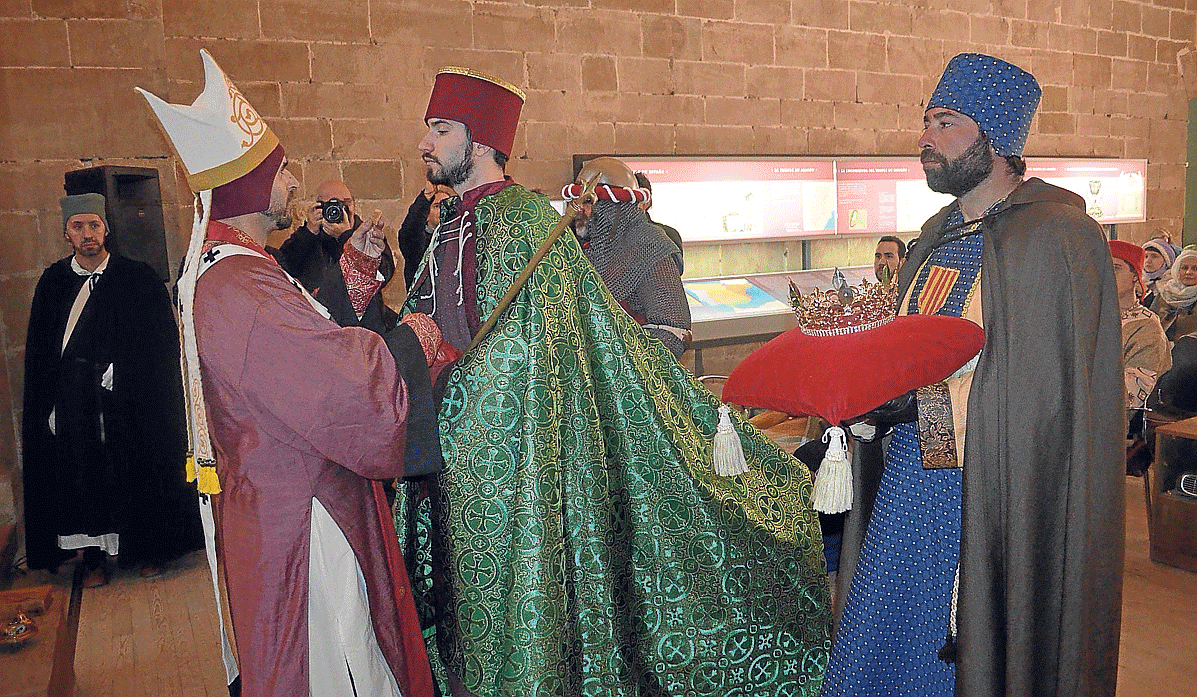 El obispo da la comunión al rey en la misa en latín recreada antes de la sesión de Cortes