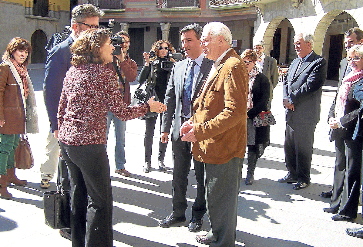 Elena Colitto saluda a su primo Rafael González Estrada, junto al alcalde