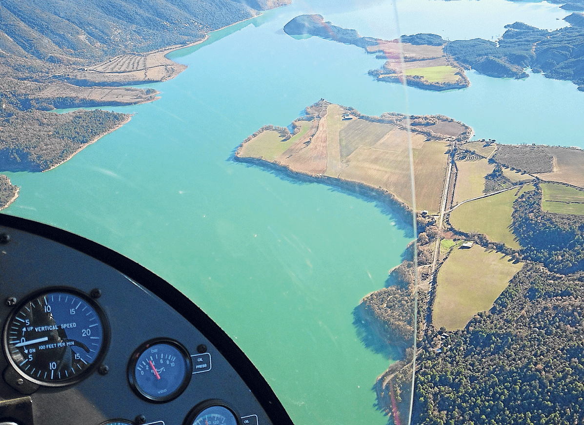 El aeródromo está rodeado por las aguas del embalse de Mediano