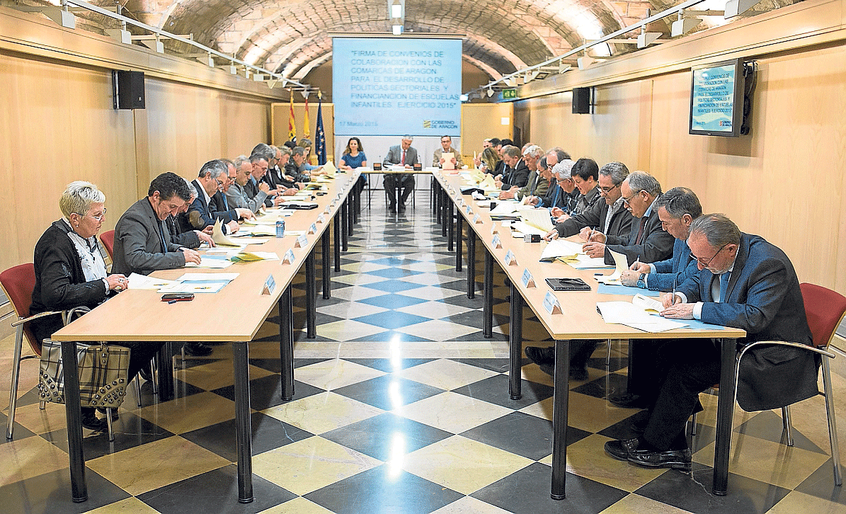 Los 32 presidentes comarcales rubricaron ayer sus respectivos convenios con el Gobierno aragonés