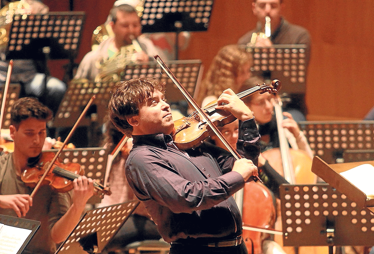 El violinista Sergei Ostrovsky, en un momento del ensayo de ayer en Huesca