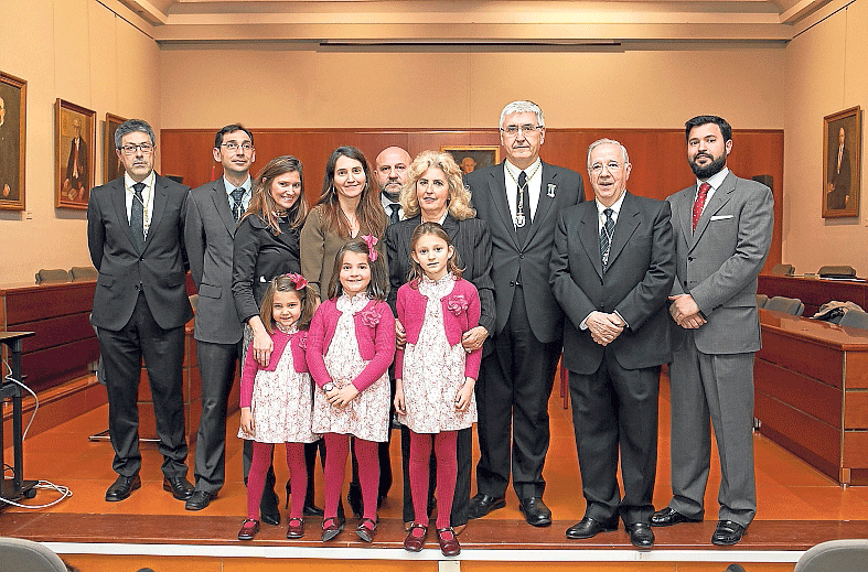 El presidente de la Academia, Domingo Buesa, junto a la viuda del homenajeado, su familia y varios académicos