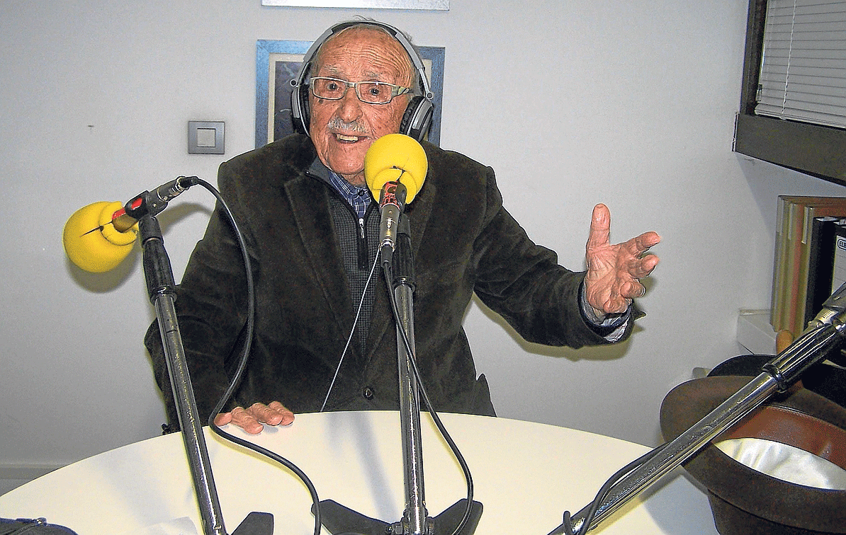 Giménez Carrión durante el programa de radio que presenta en Radio Ribagorza.
