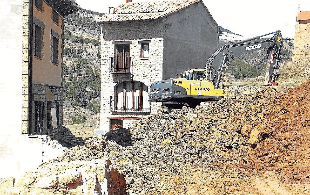 La avalancha de tierra penetró en dos de las cuatro viviendas de Linares afectadas.