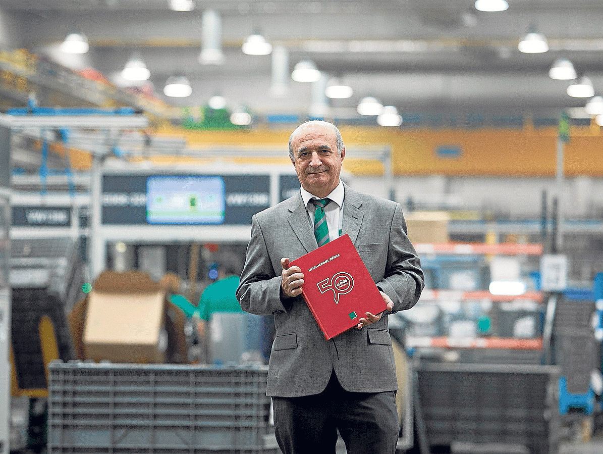 José Mª Alejandre, director de RR. HH. de Mann+Humm, con el libro de los 50 años de la fábrica.