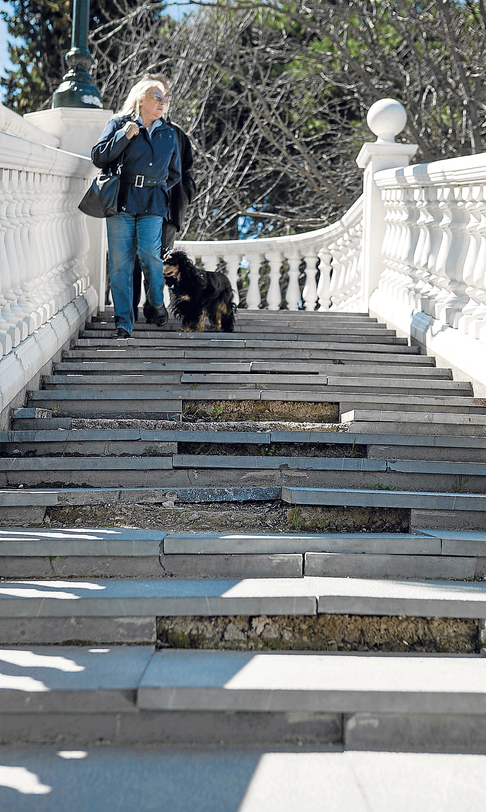 Uno de los tramos de escalera más deteriorado, en una imagen de ayer.