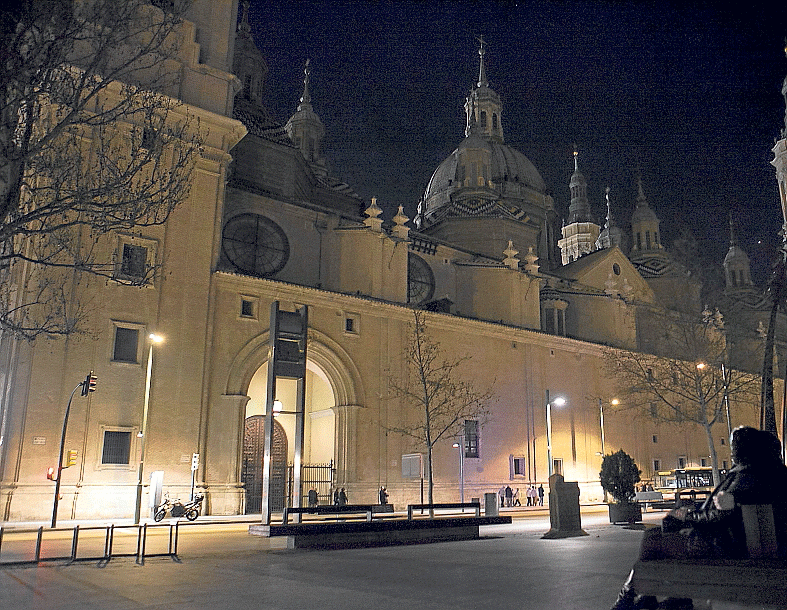 La basílica del Pilar apagó su iluminación ornamental.