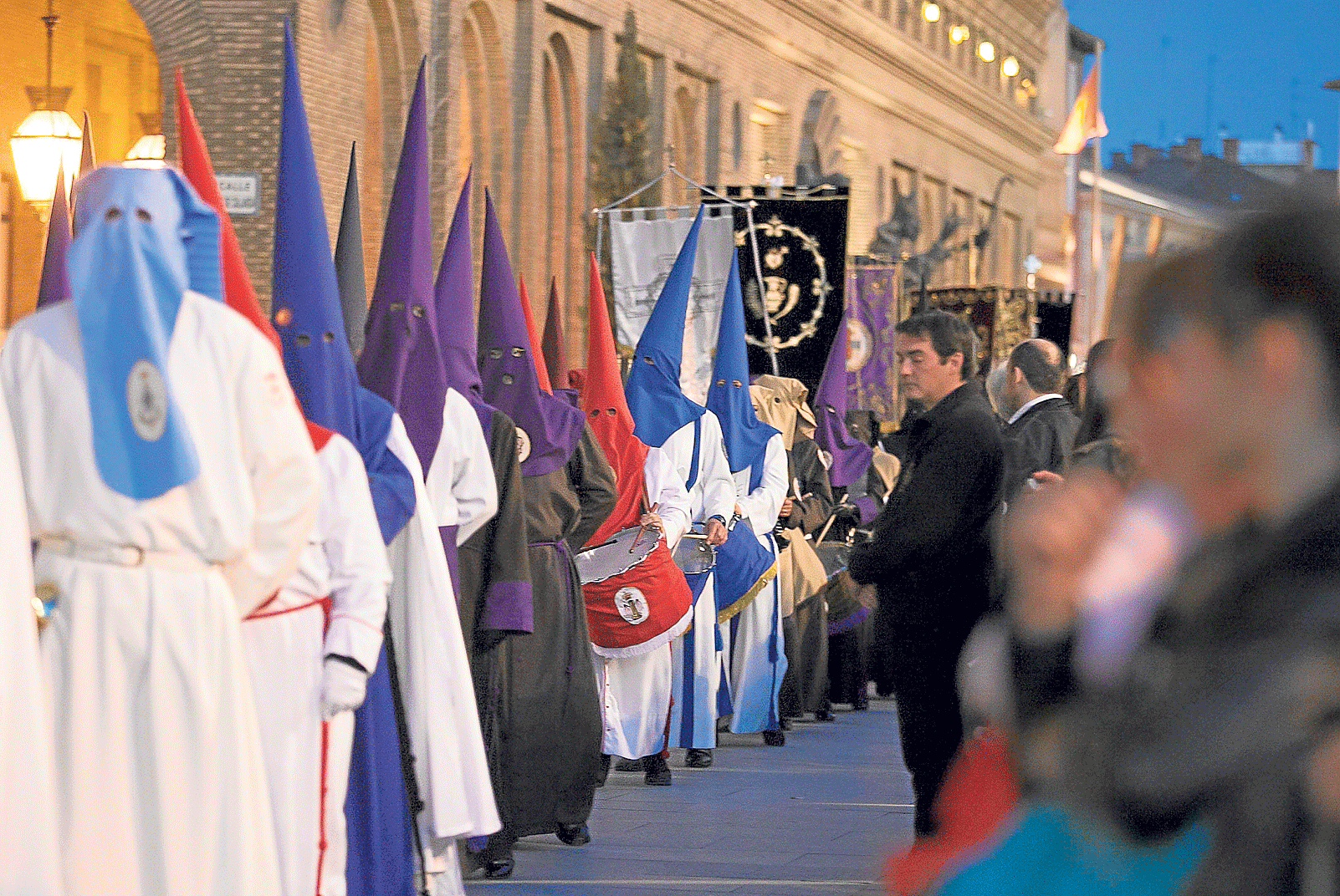 La procesión, con representantes de todas las cofradías, poco antes de alcanzar la bandeja de la plaza del Pilar.