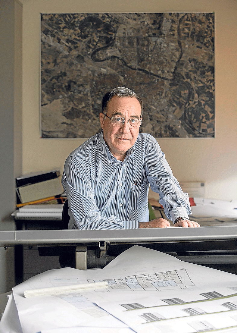 El arquitecto Fernando Ruiz de Azúa, en su oficina.