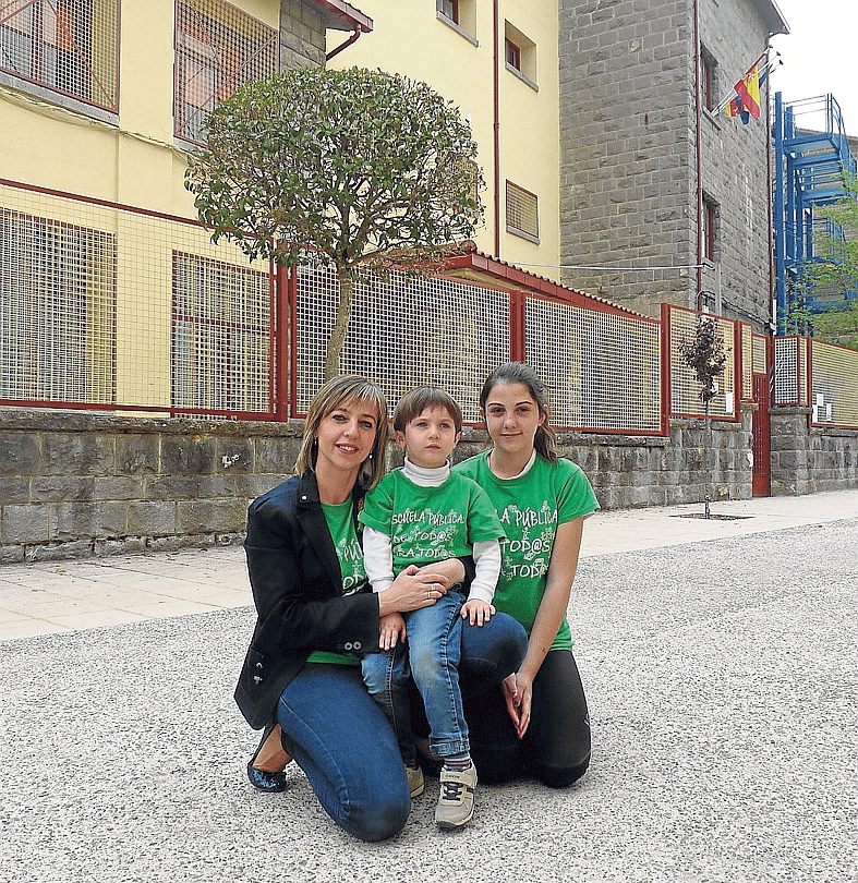 Gemma, Eder y su hermana Isabel delante del colegio.