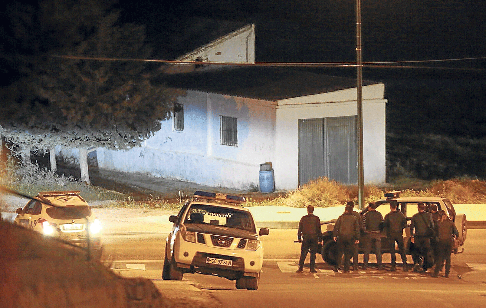 Varias patrullas de la Policía Local y la Guardia Civil permanecían anoche a la espera de que el atrincherado saliera de su domicilio.