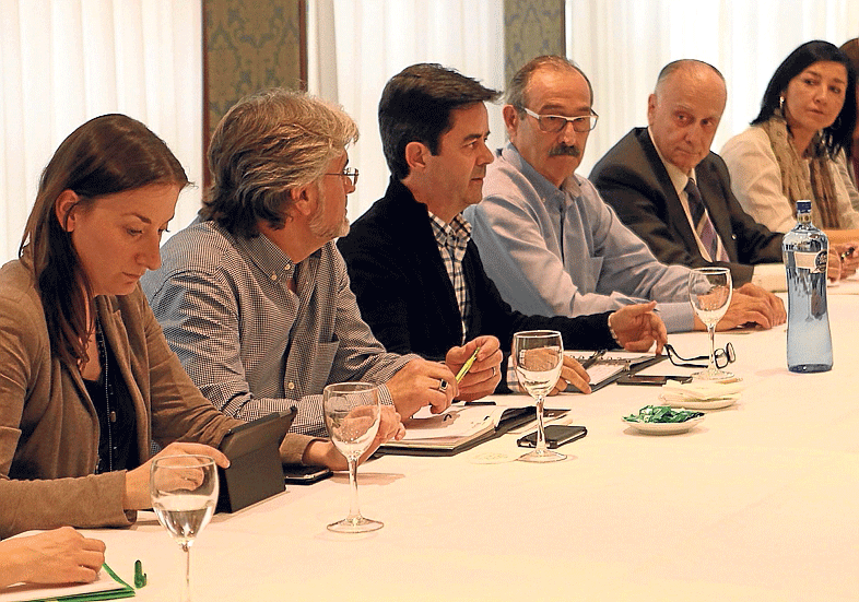 Felipe, en el centro, con representantes de las entidades.
