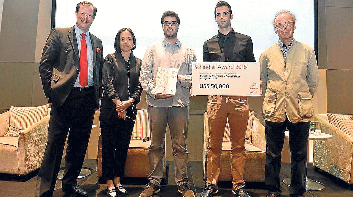 Los jóvenes zaragozanos Diego García y Daniel Ariza, en el centro, tras recibir el premio, junto a tres de los miembros del jurado, Thomas Oetterli, Doreen Hen Liu y Kees Cristiaanse.