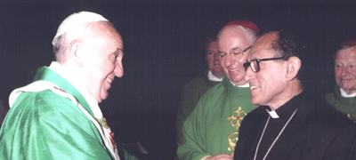 El obispo de Getafe, Mons. Joaquín Mª López de Andújar, saludando al Papa Francisco.