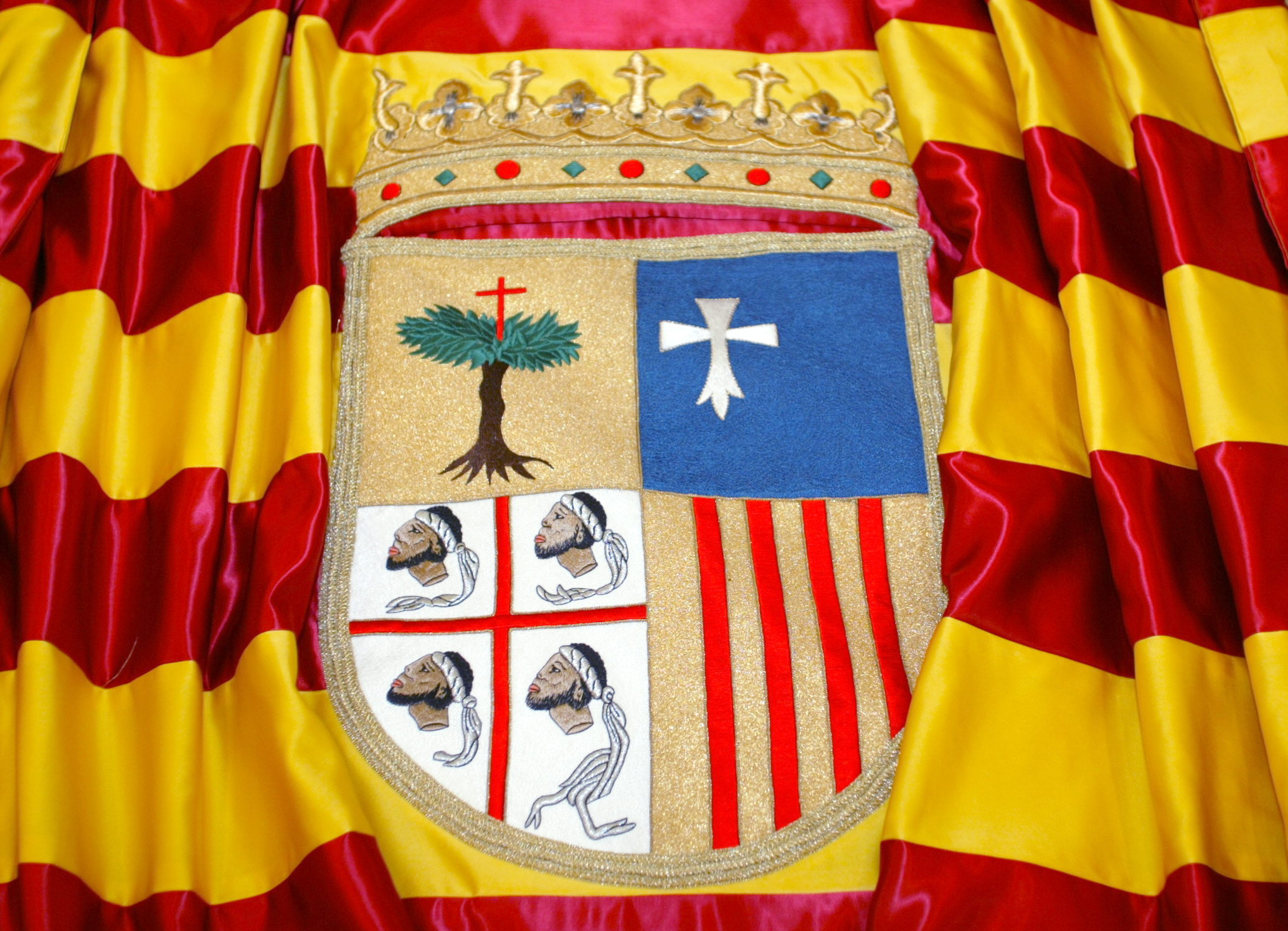 Qué significa el escudo de Aragón y por qué tiene cuatro cabezas de moros