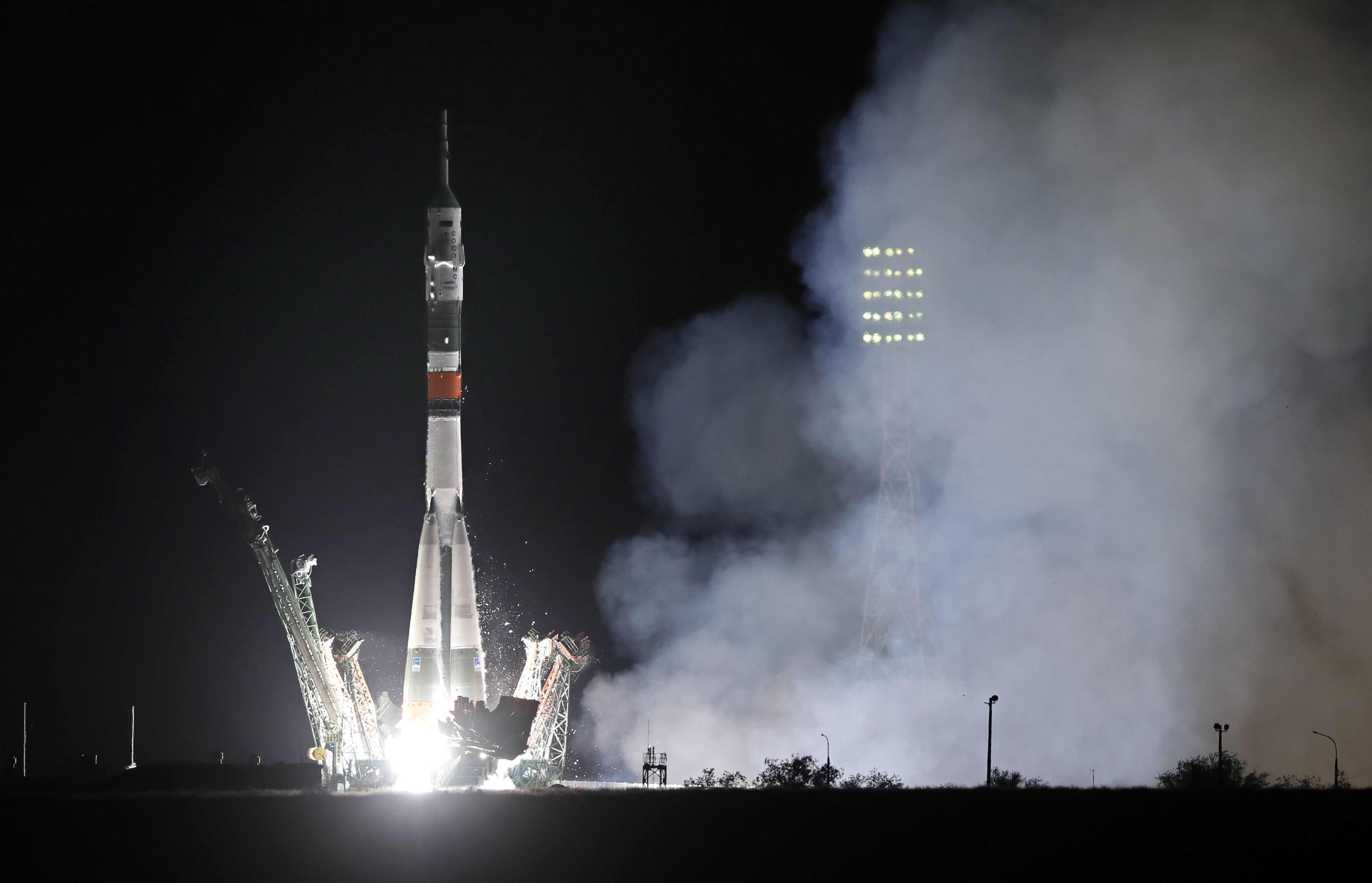 La Nave Rusa Soyuz Ms 25 Con Tres Tripulantes A Bordo Se Acopla A La Estación Espacial