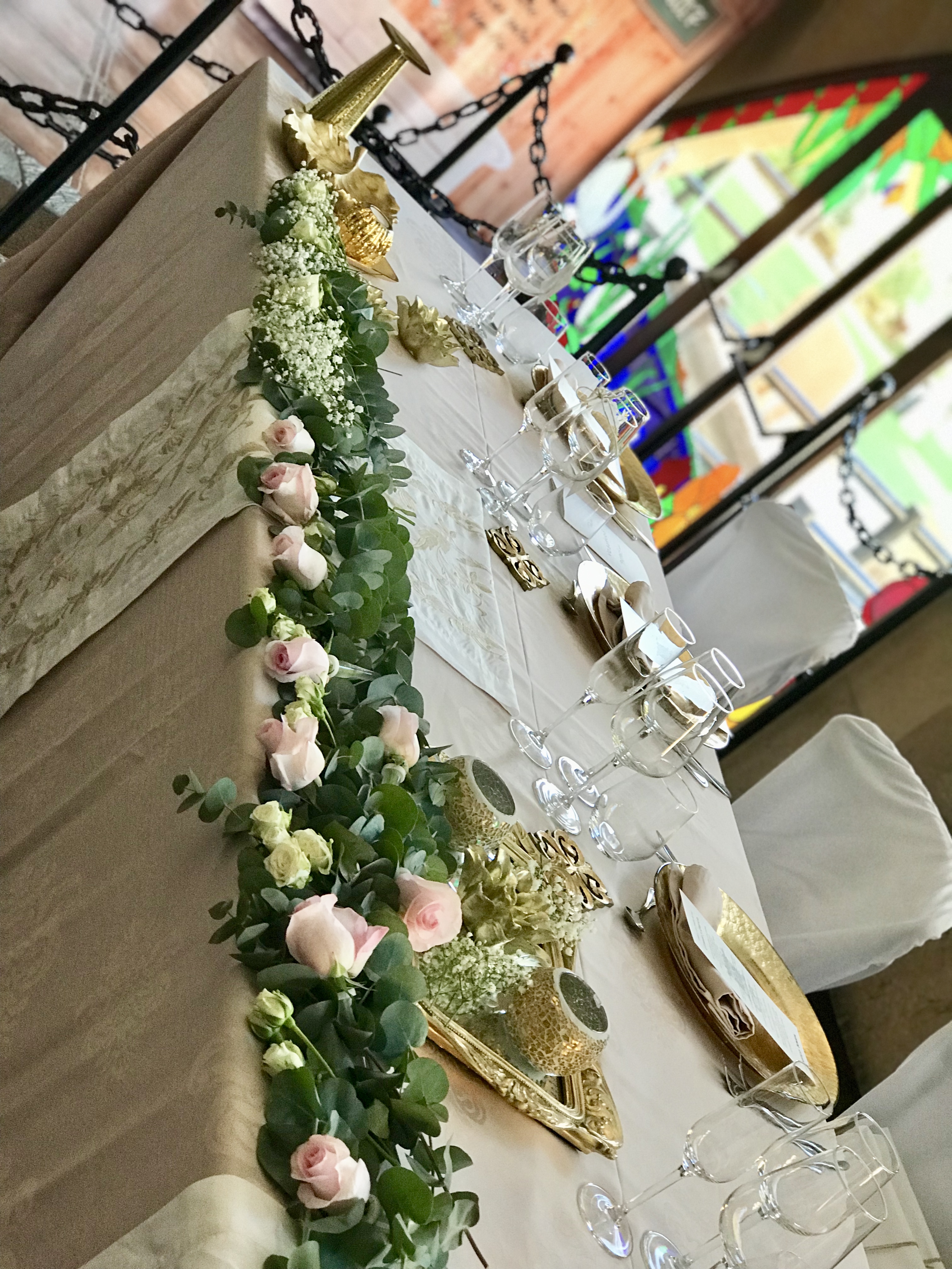 Detalle floral en la mesa presidencial de un banquete.