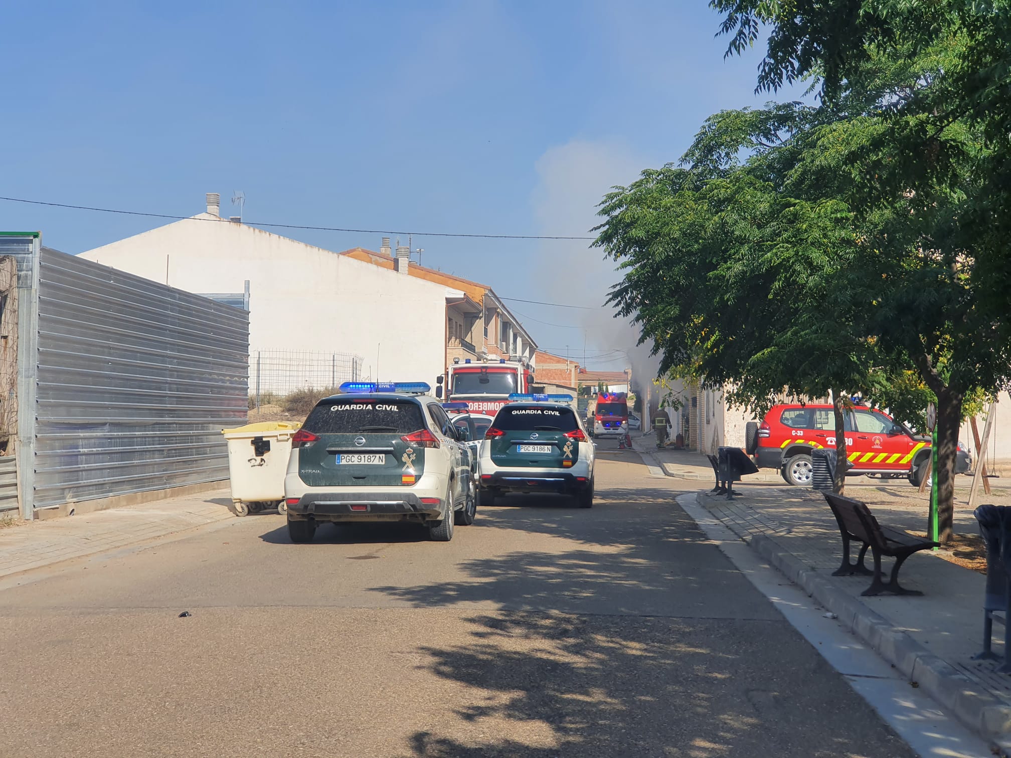 Los Bomberos Trabajan En La Extinción De Un Incendio En Un Garaje De ...