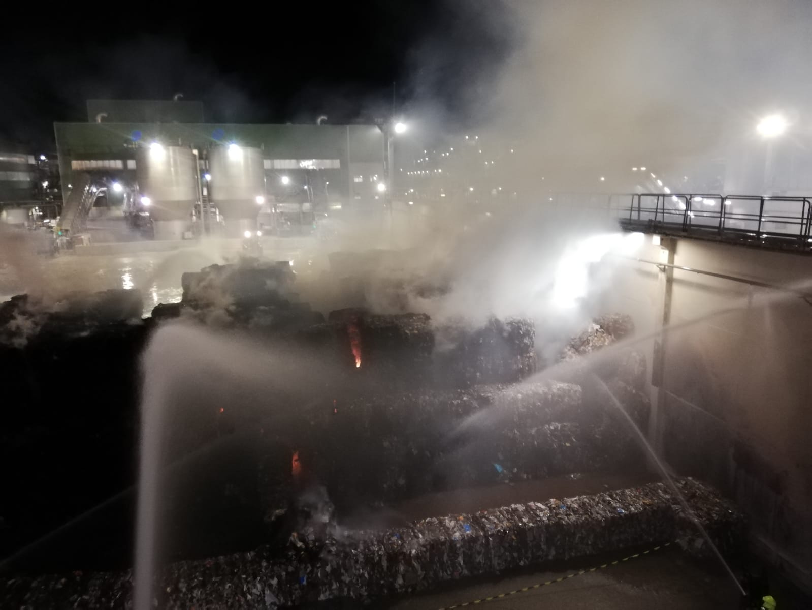 Aparatoso Incendio En La Planta De Saica De El Burgo De Ebro Im Genes