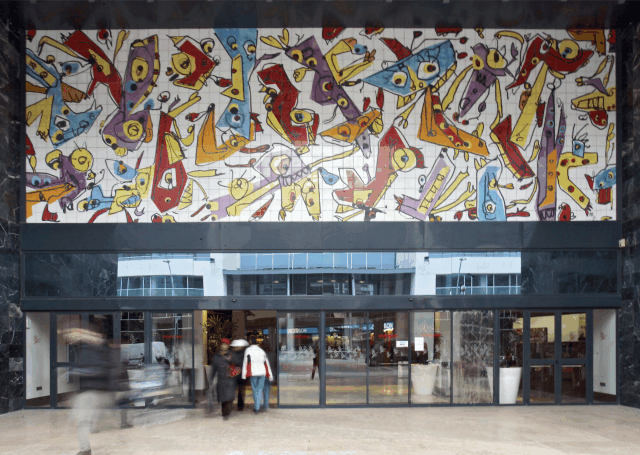 El mural de Antonio Saura, tal y como se veía antes y como se verá a partir de ahora.