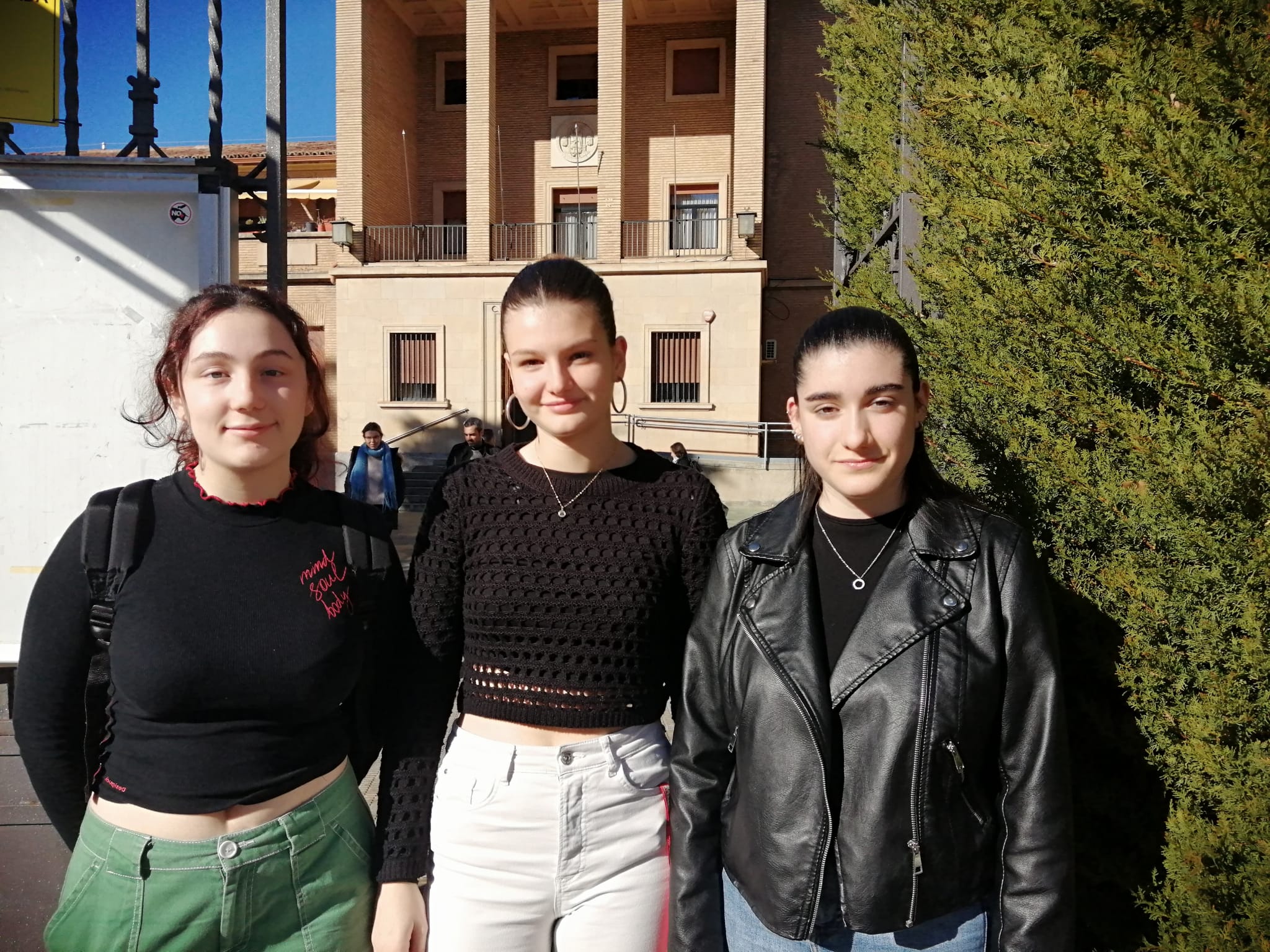 Estudiantes del Colegio Mayor Pedro Cerbuna de Zaragoza "Pagamos unos