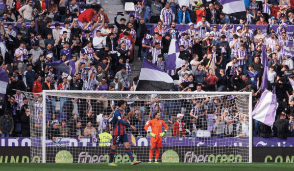 un momento del partido que este domingo 28 de abril enfrenta al Real Valladolid y la SD Huesca.