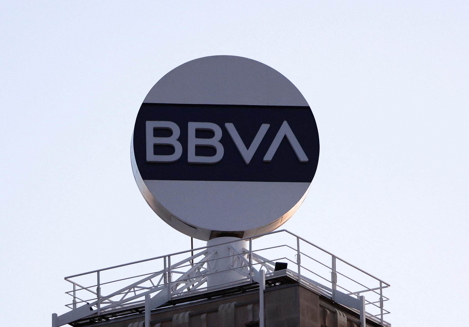 La Opa De BBVA Sobre Sabadell Añade Tensión A Las Negociaciones Para El ...