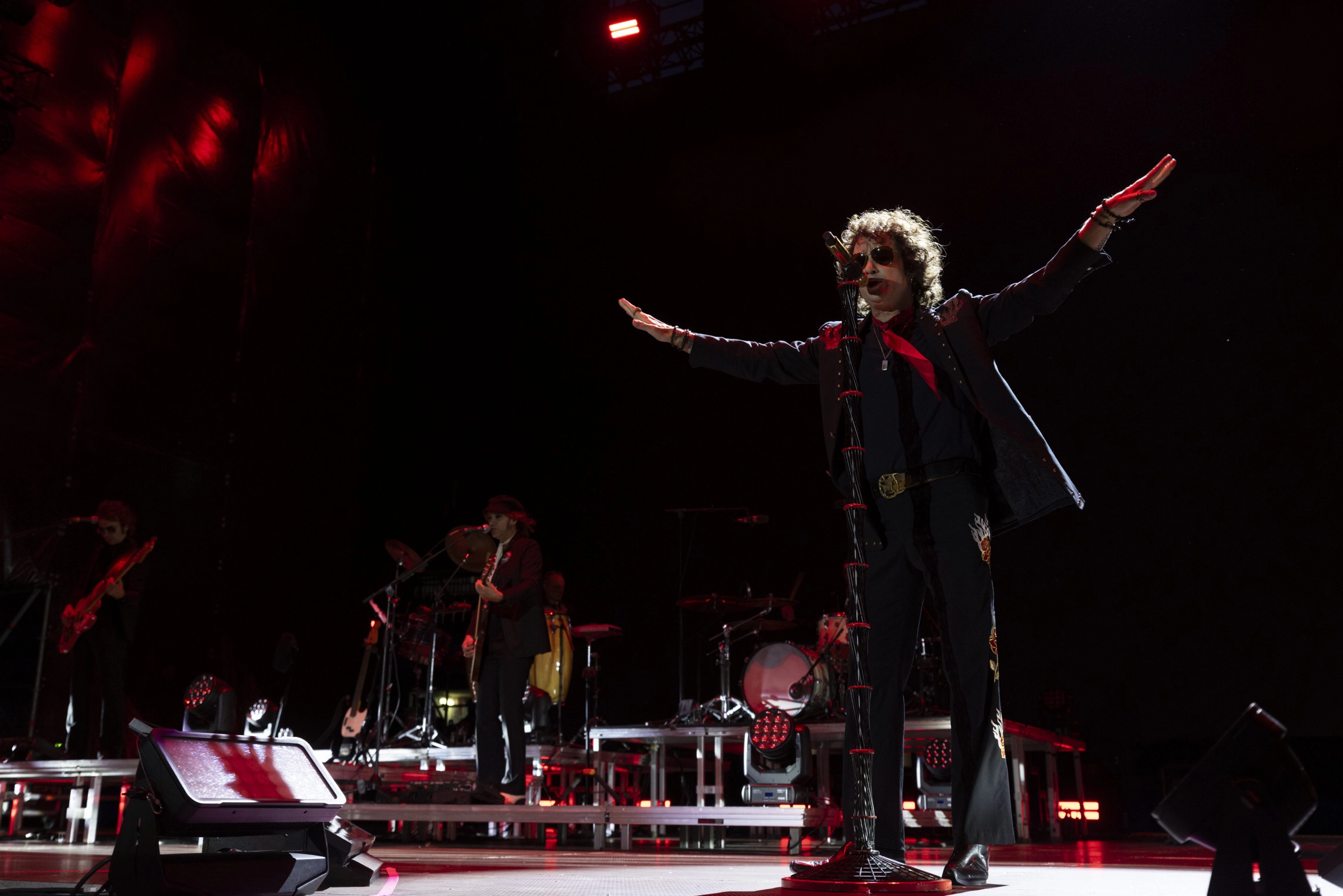 Emoción Y Grandes Himnos Con Bunbury En La última Noche De La Romareda