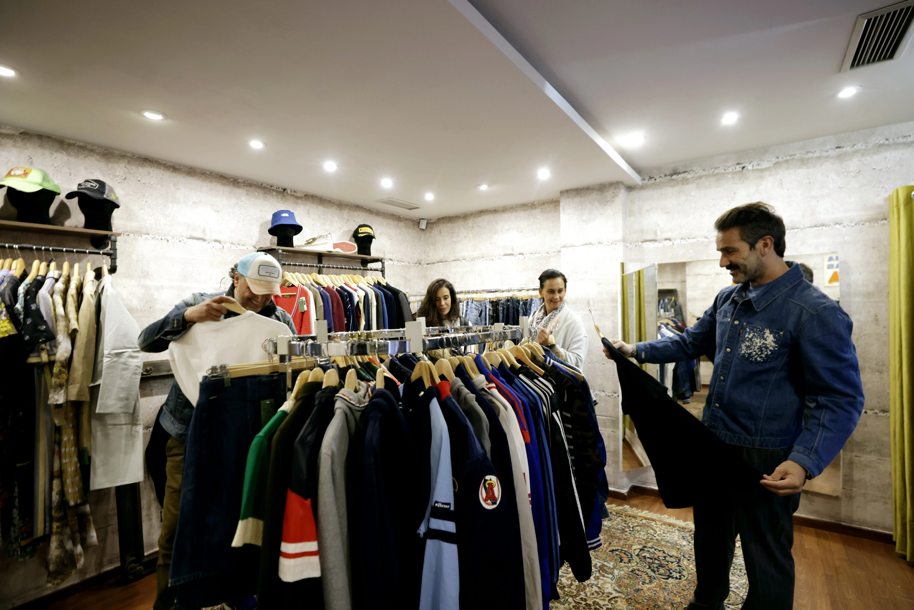 Imágenes de la nueva tienda de Grey Gardens en el Casco Histórico y de su responsable, Óscar Manzanares.