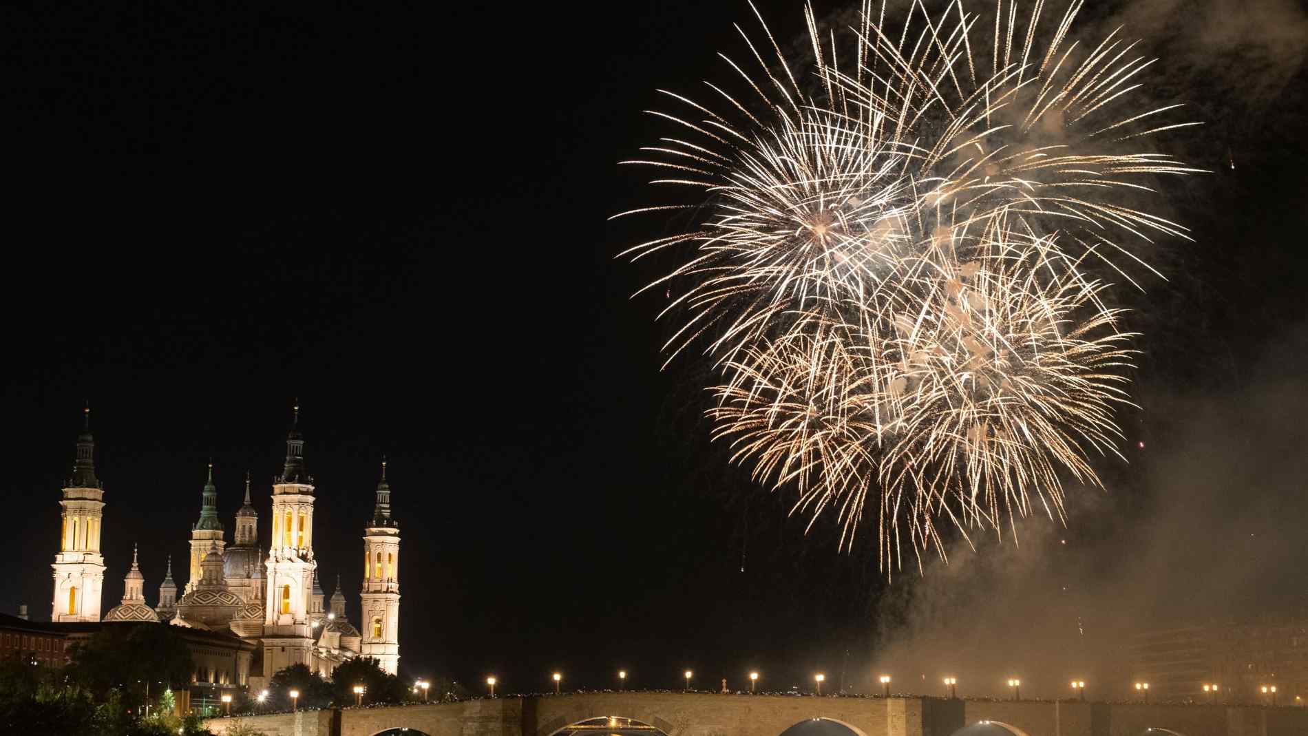 A qué hora son los fuegos artificiales de hoy en Zaragoza: la traca ...