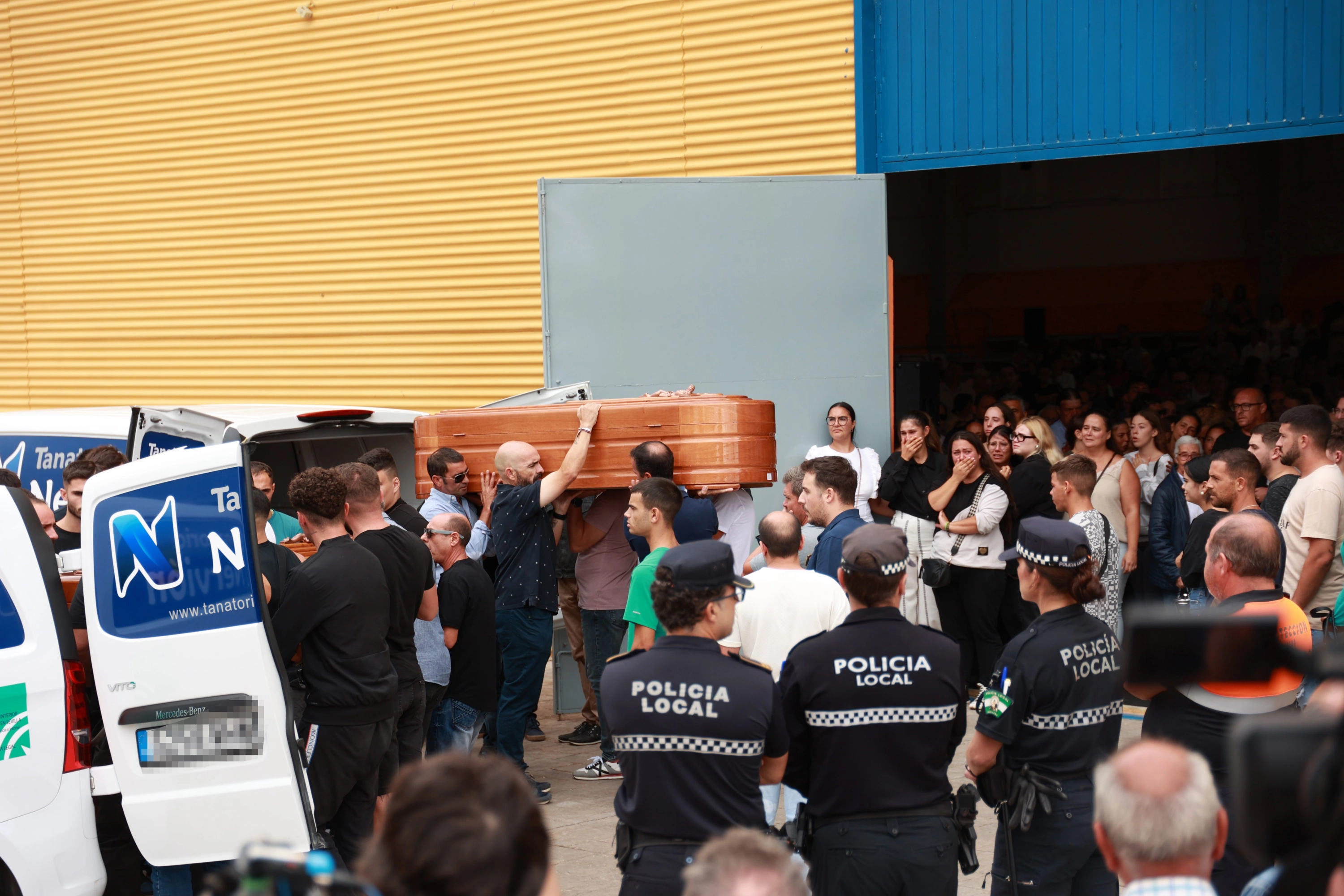 Un Móvil En Carga Sobre Un Sofá, Causa Del Incendio De Guillena ...