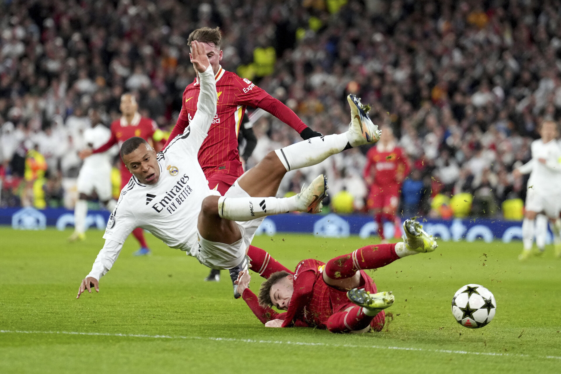 El Real Madrid se entrega en Anfield ante el Liverpool (2-0) y se aleja ...