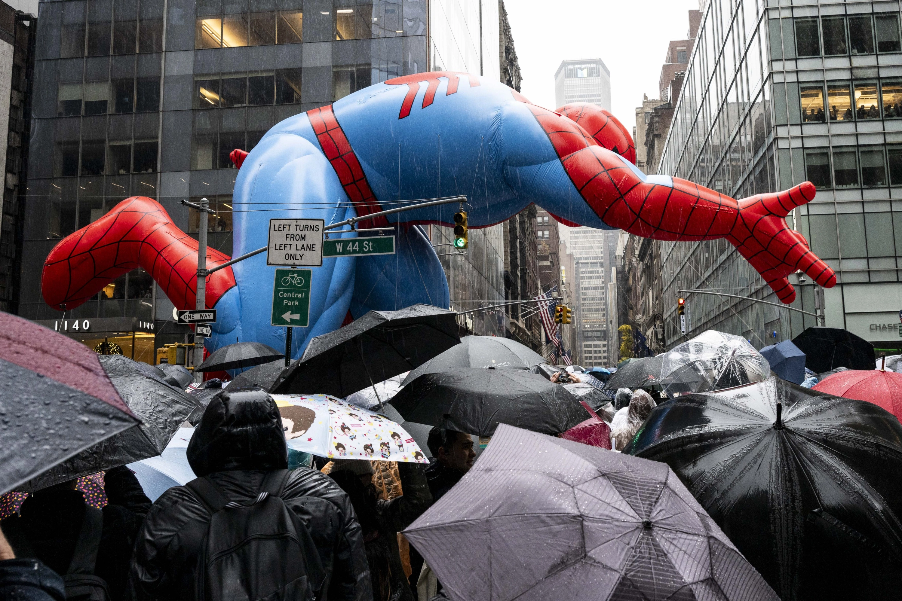 La lluvia protagoniza el tradicional desfile de Acción de Gracias de