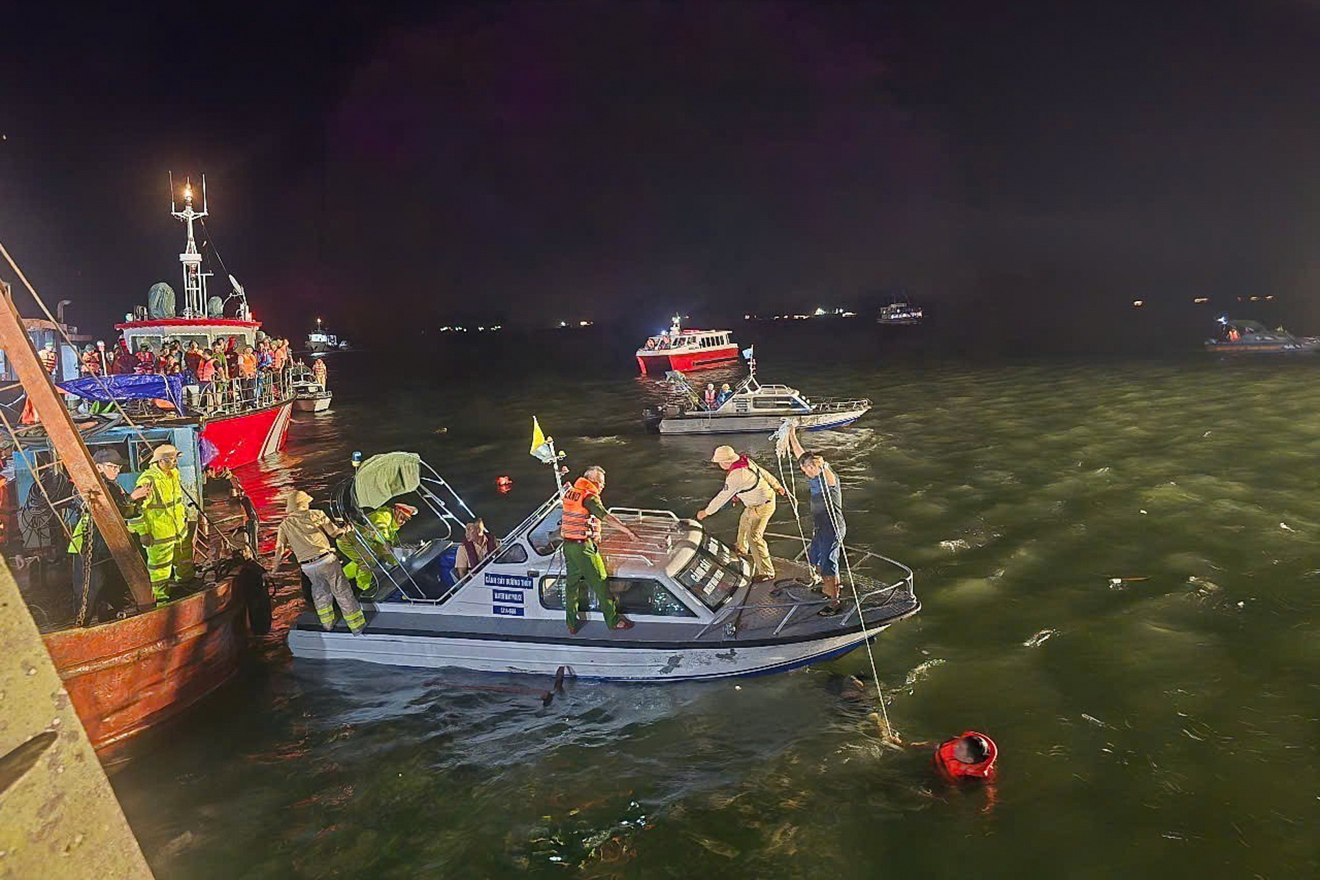 Ha Long (Vietnam), 19/07/2025.- A handout photo made available by Vietnam News Agency shows rescuers searching for victims after a tourist boat capsized in Ha Long Bay, Quang Ninh province, Vietnam, 19 July 2025. At least 18 people died and several are missing after a tourist boat carrying 53 people onboard capsized in Ha Long Bay on 19 July, according to state media. EFE/EPA/VIETNAM NEWS AGENCY /HANDOUT VIETNAM OUTHANDOUT EDITORIAL USE ONLY/NO SALES
